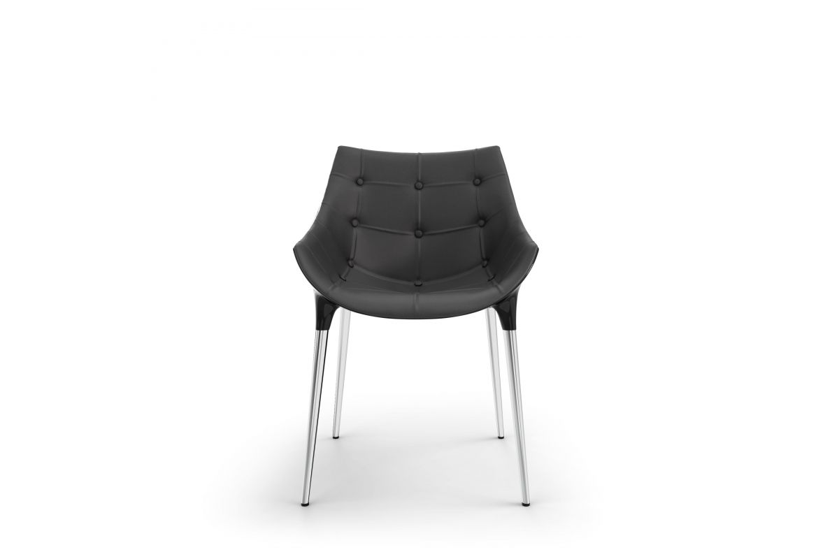 Chaise design coque à l'intérieur en cuir noir capitonné et 4 pieds en acier chromé