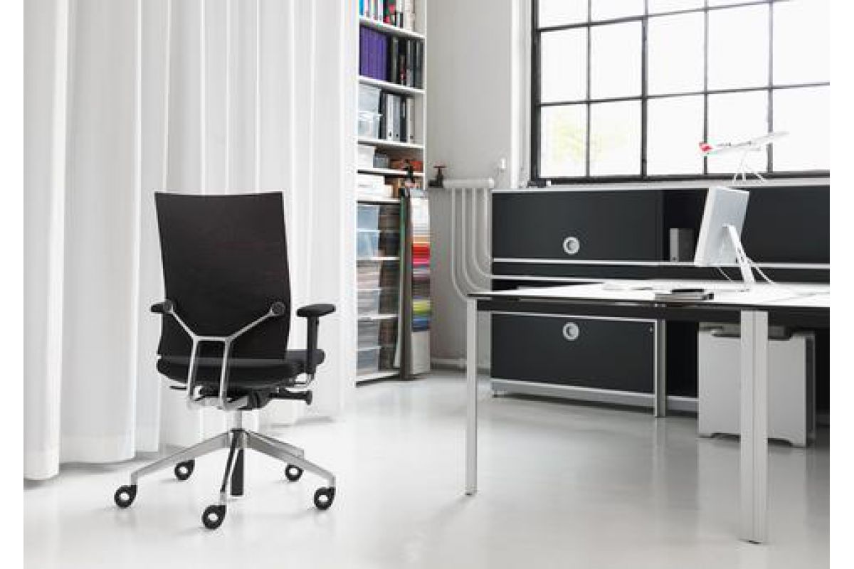 Siège de bureau ergonomique de qualité rembourré noir, avec appuie-tête avec accoudoirs 3D, piétement à 5 branches alu poli Diagon Executive Girsberger