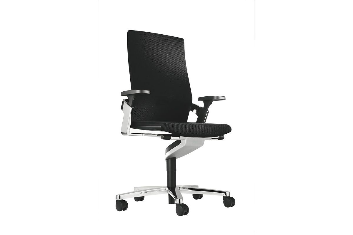 Siège de bureau design ergonomique rembourré en tissu noir avec accoudoirs 2D et piétement à roulette en croisillon, ON WILKHAHN