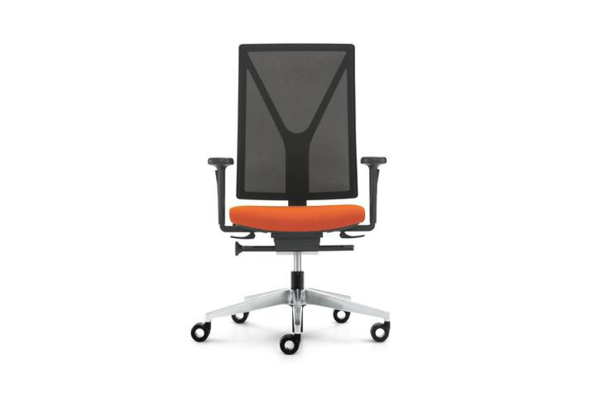 Siège de bureau ergonomique de qualité assise en tissu orange et dossier en résille noir avec accoudoirs et pieds en aluminium poli Yanos Girsberger